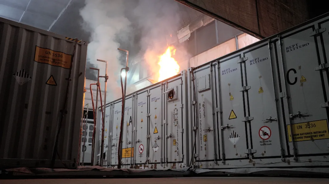 コンテナ型BESS（蓄電システム）の大規模火災試験 by reptbattero